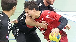 Kr&auml;ftige Textilprobe: Guilherme Lima Vieira Rodrigues da Cruz (am Ball) bereitete die rustikal-zupackende Art der Oberfranken sichtlich Schmerzen - dennoch kam der Landshuter auf drei Tore.