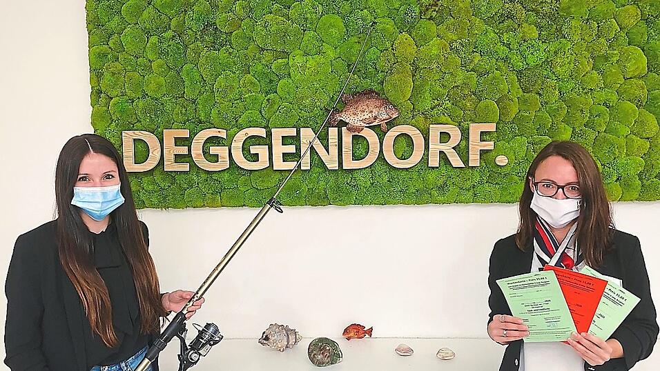 Sophia Kainz (Tourist-Info) und Kristina Riedl (Leitung Tourist-Info) freuen sich über das neue Angebot für Einheimische und Besucher. Sophia Kainz (Tourist-Info) und Kristina Riedl (Leitung Tourist-Info) freuen sich über das neue Angebot für Einheimische und Besucher.