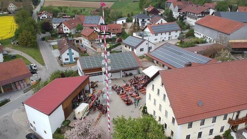 Der pinkfarbene Maibaum des Katholischen Burschenvereins Bruckberg ist vor drei Jahren gestohlen worden. Das soll heuer nicht noch mal passieren.