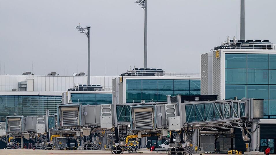Bei dem Unfall am Münchner Flughafen waren keine weiteren Menschen zu Schaden gekommen. (Archivbild) Bei dem Unfall am Münchner Flughafen waren keine weiteren Menschen zu Schaden gekommen. (Archivbild)