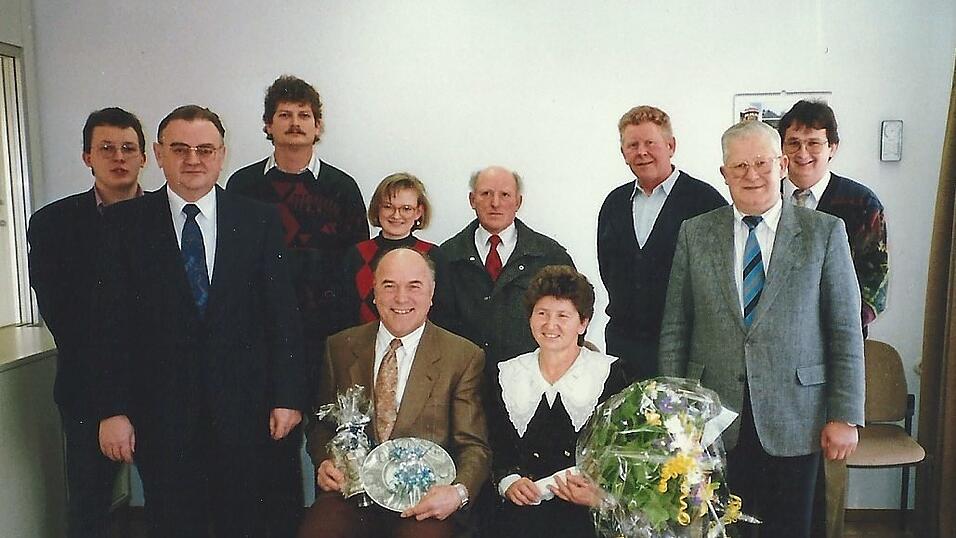 Im Januar 1992 wurde Sepp Inhofer (sitzend links) für 25 Jahre im Betrieb geehrt. Im Januar 1992 wurde Sepp Inhofer (sitzend links) für 25 Jahre im Betrieb geehrt.