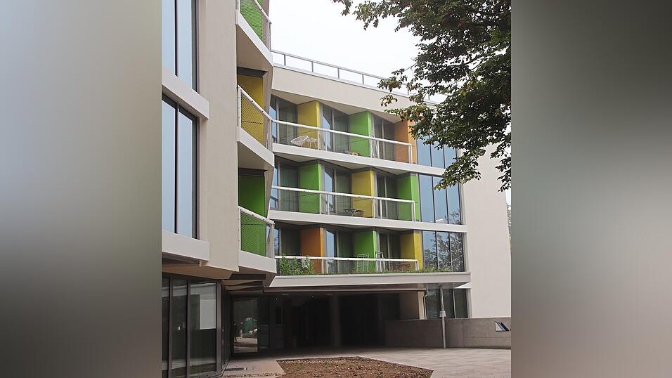 Den Eingangsbereich des neuen Studentenwohnheims zieren alte Bäume. Den Eingangsbereich des neuen Studentenwohnheims zieren alte Bäume.