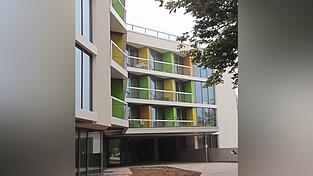 Den Eingangsbereich des neuen Studentenwohnheims zieren alte B&auml;ume.
