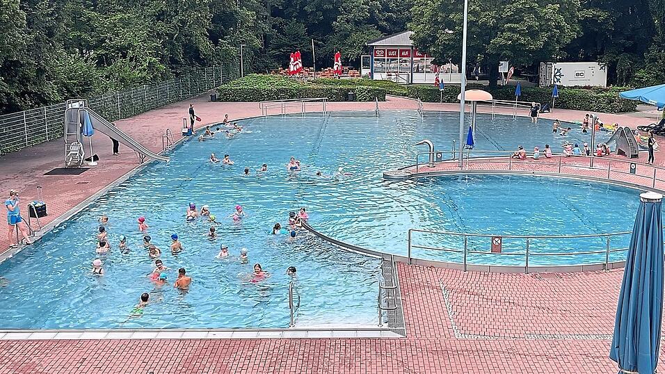 Wie auf dem Bild zu sehen, bekommen die Kinder in Gruppen Schwimmunterricht von ihren Lehrern und den ausgebildeten Trainern des Schwimmclubs.