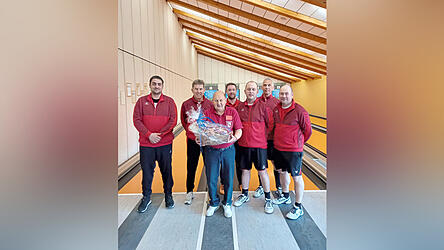 Horst Seppenhauser wurde nach &uuml;ber 25 Jahren ehrenamtlicher T&auml;tigkeit als Schiedsrichter verabschiedet. Von links: Benjamin Diermeier, Karl Geier, Horst Seppenhauser, Dirk Gr&uuml;ndler, Andreas Geier, G&uuml;nther Strutz und Matthias Gro&szlig;.