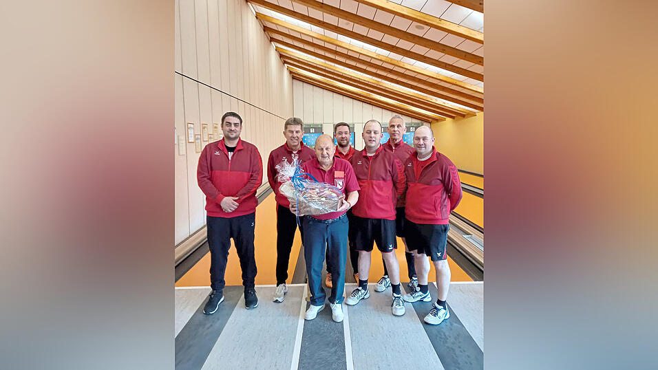 Horst Seppenhauser wurde nach &uuml;ber 25 Jahren ehrenamtlicher T&auml;tigkeit als Schiedsrichter verabschiedet. Von links: Benjamin Diermeier, Karl Geier, Horst Seppenhauser, Dirk Gr&uuml;ndler, Andreas Geier, G&uuml;nther Strutz und Matthias Gro&szlig;.