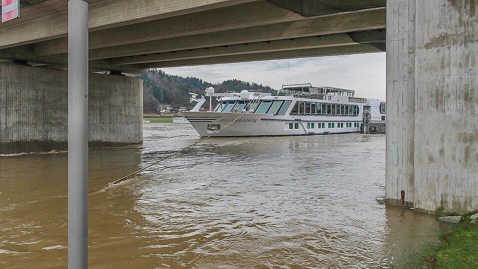 Auch in Vilshofen stieg die Donau &uuml;ber die Ufer.