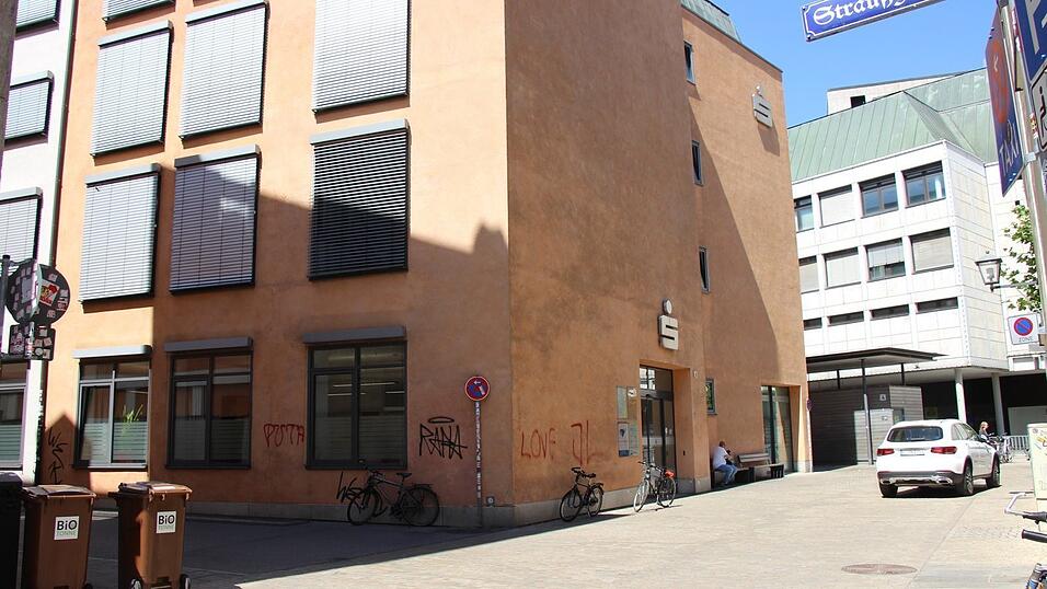 Die Tat ereignete sich am frühen Dienstagnachmittag im Straußgäßchen, unweit des Neupfarrplatzes in Regensburg. Die Tat ereignete sich am frühen Dienstagnachmittag im Straußgäßchen, unweit des Neupfarrplatzes in Regensburg.
