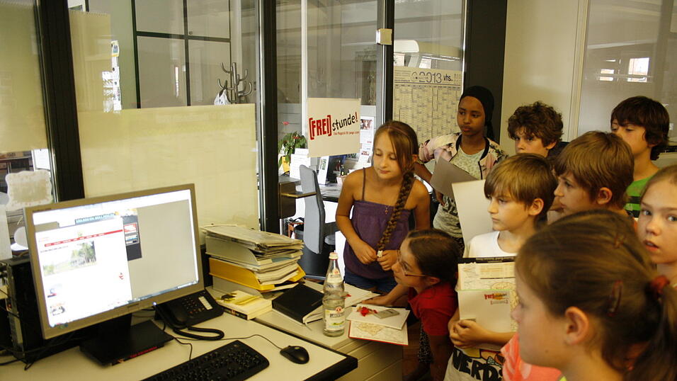 Die 4a und 4b der Grundschule Alburg besuchte am Donnerstag, 11. Juli, zusammen mit ihren Lehrerinnen Frau Scheer und Frau Schill das Verlagshaus des Straubinger Tagblatts. (Foto: Gabauer) Die 4a und 4b der Grundschule Alburg besuchte am Donnerstag, 11. Juli, zusammen mit ihren Lehrerinnen Frau Scheer und Frau Schill das Verlagshaus des Straubinger Tagblatts. (Foto: Gabauer)