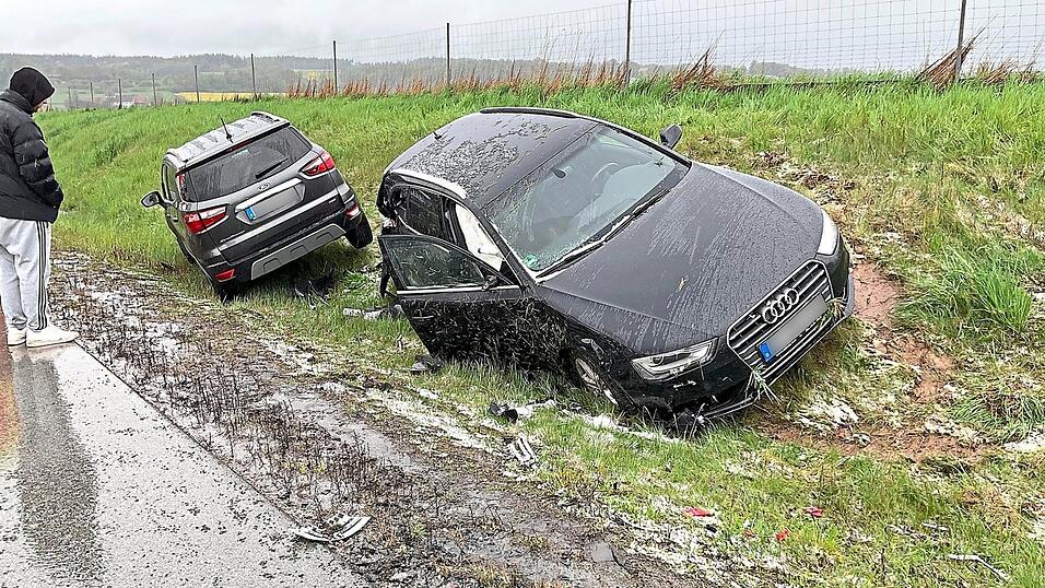 Gleich mehrere Fahrzeuge landeten am Sonntag im Graben.