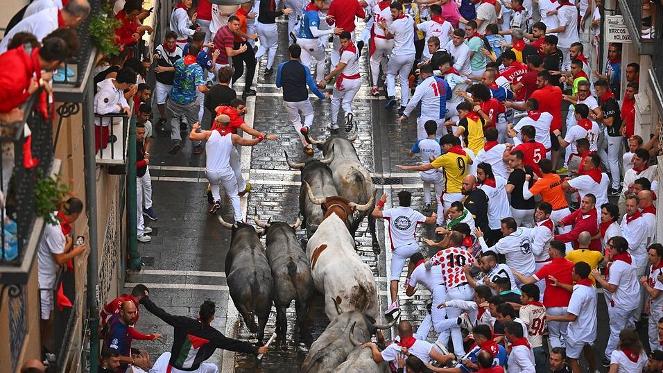 Die Stierhatz von Pamplona wird im spanischen Fernsehen gleich von mehreren Sendern jeden Tag live übertragen. (Archivbild) Die Stierhatz von Pamplona wird im spanischen Fernsehen gleich von mehreren Sendern jeden Tag live übertragen. (Archivbild)