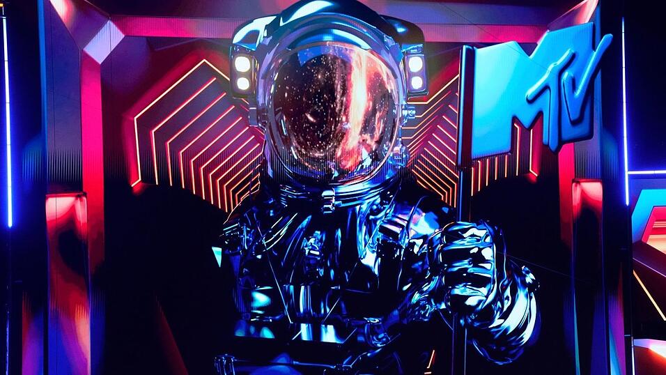 Lady Gagasackte die erste Auszeichnung bei den MTV Video Music Awards ein. Lady Gagasackte die erste Auszeichnung bei den MTV Video Music Awards ein.