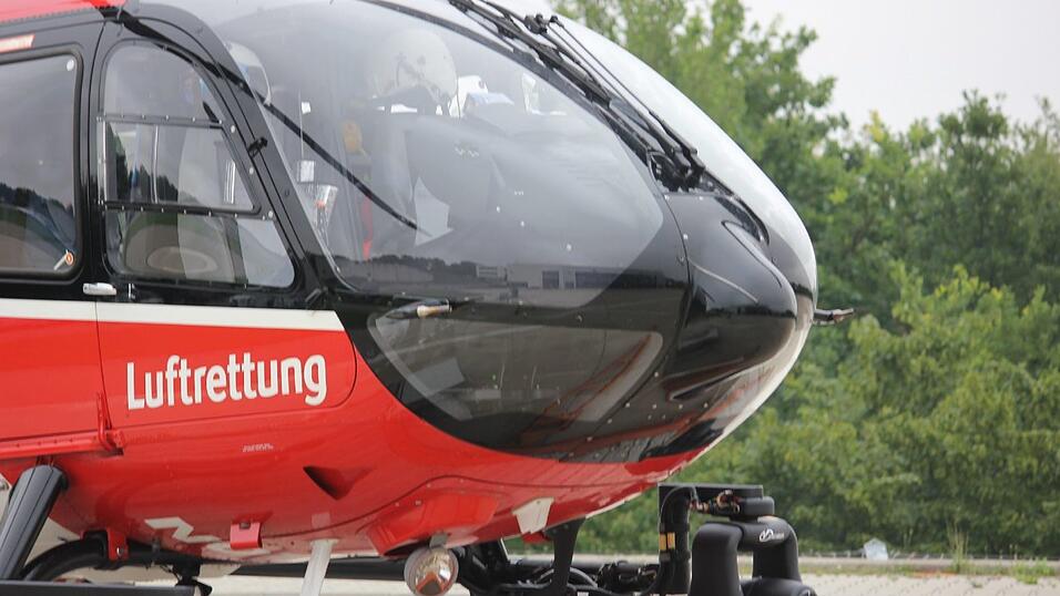 Der Hubschrauber kommt nicht nur bei besonders schweren Fällen: 'Wenn wir schneller sind als ein bodengebundener Notarzt oder momentan keiner verfügbar ist, fliegen wir beispielsweise auch zu einem Fußballspieler, der sich das Bein gebrochen hat', sagt der Pilot.