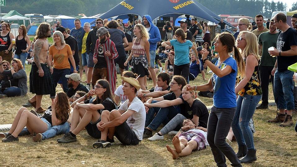 Feiern zum 40. Geburtstag: In Weigendorf kamen viele Festivalfans am vergangenen Wochenende zum Jubiläumsfestival. Weigendorf gehört mit dem Labertalfestivalzu den Konstanten im Festivalkalender. Feiern zum 40. Geburtstag: In Weigendorf kamen viele Festivalfans am vergangenen Wochenende zum Jubiläumsfestival. Weigendorf gehört mit dem Labertalfestivalzu den Konstanten im Festivalkalender.
