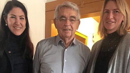 Jubilar Franz Brandl mit den beiden Vorsitzenden des SC Auerbach, Claudia Joos und Monika Schwarzbözl.