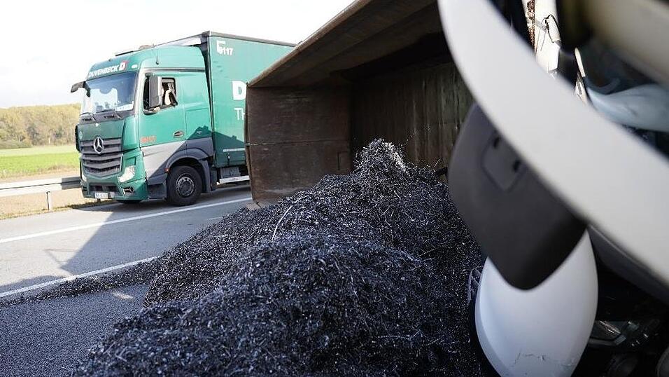 Die geladenen Eisensp&auml;ne verteilten sich quer &uuml;ber die A3, bei der Reinigung half das THW.