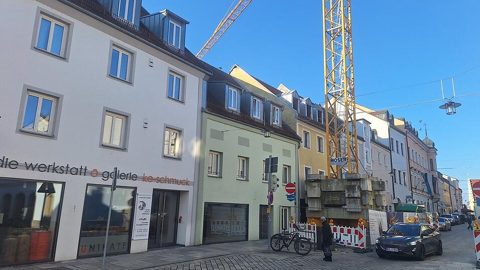 Der Kran vor dem Haus in der Pfleggasse, an dem seit einiger Zeit gebaut wird, wird wohl noch einige Zeit stehenbleiben.