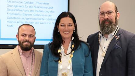 Die Rathauschefin mit den beiden Stellvertretern an ihrer Seite: Mit Sebastian Langwieser (rechts) hat die Stadt auch einen ambitionierten neuen dritten B&uuml;rgermeister - hier nach seiner Vereidigung.