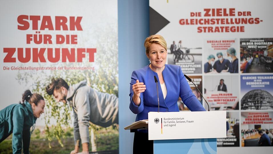 Franziska Giffey (SPD), Bundesministerin, stellt die nationale Gleichstellungsstrategie 'Stark für die Zukunft' vor. In der Strategie werden Ziele der gesamten Bundesregierung für die Gleichstellung von Frauen und Männern festgelegt. Franziska Giffey (SPD), Bundesministerin, stellt die nationale Gleichstellungsstrategie 'Stark für die Zukunft' vor. In der Strategie werden Ziele der gesamten Bundesregierung für die Gleichstellung von Frauen und Männern festgelegt.