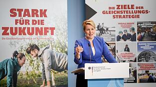 Franziska Giffey (SPD), Bundesministerin, stellt die nationale Gleichstellungsstrategie 'Stark für die Zukunft' vor. In der Strategie werden Ziele der gesamten Bundesregierung für die Gleichstellung von Frauen und Männern festgelegt. Franziska Giffey (SPD), Bundesministerin, stellt die nationale Gleichstellungsstrategie 'Stark für die Zukunft' vor. In der Strategie werden Ziele der gesamten Bundesregierung für die Gleichstellung von Frauen und Männern festgelegt.