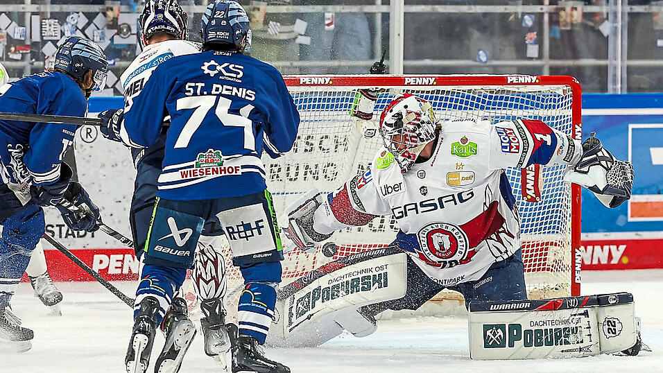 Das Tor, das nicht zählte: Weil die Schiedsrichter zu früh die Partie unterbrachen, konnte der reguläre Reboundtreffer von Adrian Klein (links) zum vermeintlichen 1:0 keine Anerkennung mehr finden.