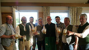 „Ozapft is“ - darüber freuten sich (von links) Harald Seisenberger, Dr. Stefan Kreisz, Sebastian Kollmannsberger, Horst Heppenheimer, Andreas Strauß, Bastian Krämmer, Christian Krämmer und Simon Obermeier. „Ozapft is“ - darüber freuten sich (von links) Harald Seisenberger, Dr. Stefan Kreisz, Sebastian Kollmannsberger, Horst Heppenheimer, Andreas Strauß, Bastian Krämmer, Christian Krämmer und Simon Obermeier.