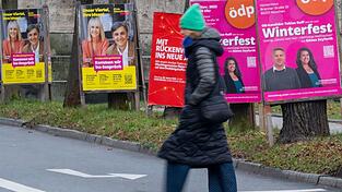 Vielerorts sind die Straßen schon mit Wahlplakaten gesäumt - auch wenn die Kommunalwahl erst am 8. März 2026 stattfindet.