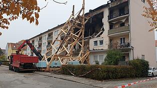 Über Nacht wurde eine Holzkonstruktion errichtet, die das Gebäude stützen soll. Über Nacht wurde eine Holzkonstruktion errichtet, die das Gebäude stützen soll.