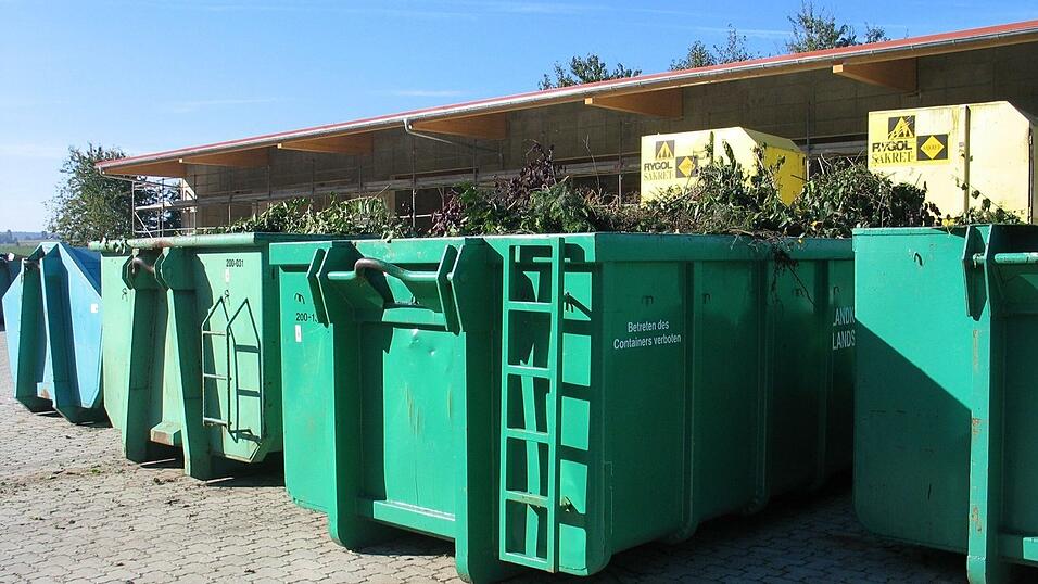 Von 33 der 35 Altstoff-Sammelstellen im Landkreis sowie in der Reststoff-Deponie Spitzlberg und in der Kompostanlage Vilsbiburg k&ouml;nnen B&uuml;rger am Karsamstag Gr&uuml;ngut-Abf&auml;lle in haushalts&uuml;blichen Mengen abgeben. Es werden keine Geb&uuml;hren erhoben, jede andere Art von M&uuml;ll wird nicht angenommen. Im Bild: Gr&uuml;ngut-Container in einer Altstoff-Sammelstelle.