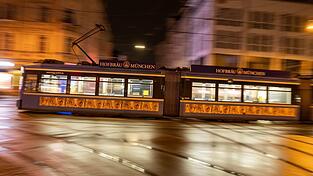 Ein junger Mann wurde Opfer eines offenbar homophoben Übergriffs in einer Straßenbahn in München. (Symbolbild) Ein junger Mann wurde Opfer eines offenbar homophoben Übergriffs in einer Straßenbahn in München. (Symbolbild)