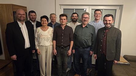 Bei der offiziellen Vorstellung am Dienstagabend: Mit Benedikt Aschenbrenner (5.v.l.) freuen sich seine Eltern Josef und Kerstin Aschenbrenner, sein Bruder Patrick (2.v.r.) sowie B&uuml;rgermeister Markus Hofmann (r.), Pfarrer Thomas Winderl (l.), Leitender Zugordner Sepp Barth (4.v.l.), Pfingstreferent Rudi Hofmann (2.v.l.) und Burschen-Vorstand Felix Pfeffer (4.v.r.)