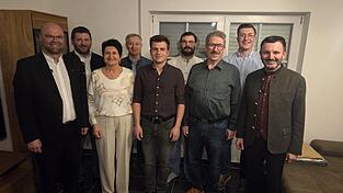 Bei der offiziellen Vorstellung am Dienstagabend: Mit Benedikt Aschenbrenner (5.v.l.) freuen sich seine Eltern Josef und Kerstin Aschenbrenner, sein Bruder Patrick (2.v.r.) sowie B&uuml;rgermeister Markus Hofmann (r.), Pfarrer Thomas Winderl (l.), Leitender Zugordner Sepp Barth (4.v.l.), Pfingstreferent Rudi Hofmann (2.v.l.) und Burschen-Vorstand Felix Pfeffer (4.v.r.)