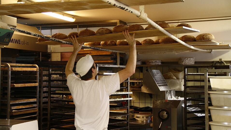 Brot aus dem Ofen muss ruhen und abk&uuml;hlen, bis es verkauft wird.