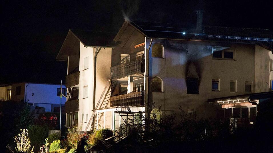 Bei einem Brand in Moosthenning im Landkreis Dingolfing-Landau wurde eine 91-J&auml;hrige lebensgef&auml;hrlich verletzt.