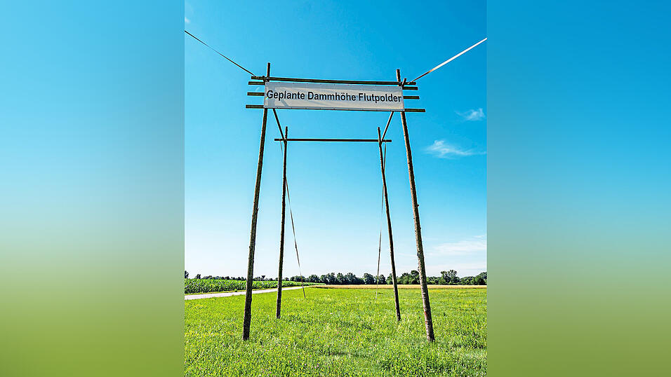 Ein Gerüst zeigt die geplante Dammhöhe des Flutpolders bei Wörth. Der Widerstand gegen die Polder im Landkreis Regensburg wird wohl auch durch die nun vorgelegte Studie nicht gebrochen werden. Ein Gerüst zeigt die geplante Dammhöhe des Flutpolders bei Wörth. Der Widerstand gegen die Polder im Landkreis Regensburg wird wohl auch durch die nun vorgelegte Studie nicht gebrochen werden.