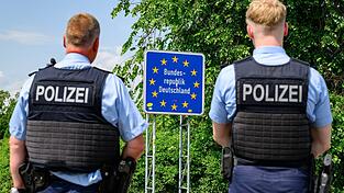Beamte der Bundespolizei finden den gesuchten Mann in einer Wiese.