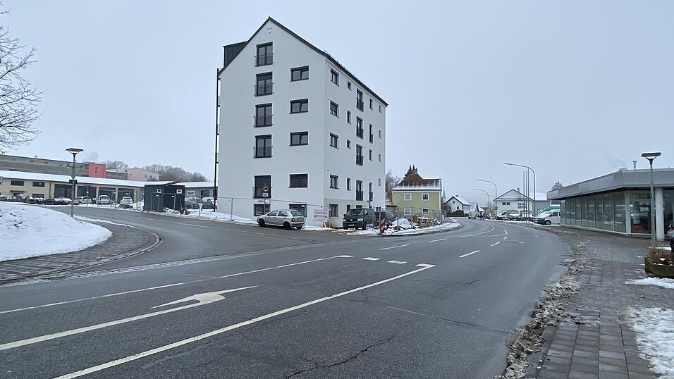 Zwischen dem ehemaligen Baywa-Geb&auml;ude und dem fr&uuml;heren Autohaus Astaller wird im Stadtrat &uuml;ber eine m&ouml;gliche Querungshilfe diskutiert. Das Problem ist der Radius der Abbieger. Denn das Planungsb&uuml;ro muss daf&uuml;r den Worst Case berechnen - das w&auml;re ein Sattelzug mit starrer Hinterachse, und da w&uuml;rde es zu Problemen kommen. Deshalb m&uuml;sste die Stadt mit den Grundst&uuml;cksbesitzern &uuml;ber den Erwerb kleiner Fl&auml;chen sprechen.