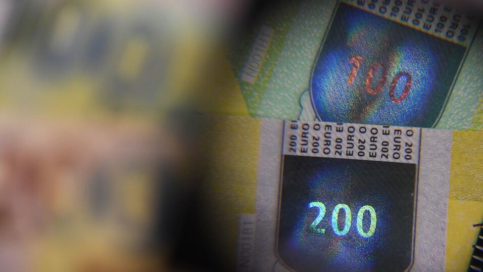 Experten der Notenbanken tüfteln ständig an neuen Sicherheitsmerkmalen, damit es Kriminelle noch schwerer haben, die Banknoten nachzumachen. (Archivbild) Experten der Notenbanken tüfteln ständig an neuen Sicherheitsmerkmalen, damit es Kriminelle noch schwerer haben, die Banknoten nachzumachen. (Archivbild)