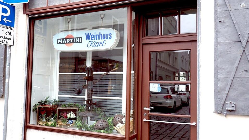 Die Historie im Schaufenster: Am Eingangsbereich des 'Klarl' hat sich kaum etwas ge&auml;ndert.