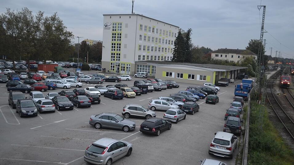 Auf diesem Areal am Hauptbahnhof soll in eineinhalb Jahren ein Ibis-Hotel mit 120 Zimmern stehen. (Foto: jv) Auf diesem Areal am Hauptbahnhof soll in eineinhalb Jahren ein Ibis-Hotel mit 120 Zimmern stehen. (Foto: jv)