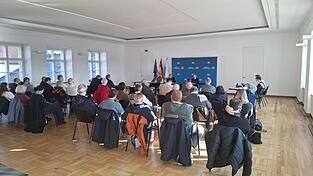 Der Beschwerdeausschuss setzte sich am Montag aus Vertretern der Verwaltung und der Gerichtsbarkeit zusammen. Den Vorsitz f&uuml;hrt Margit Nitsche, Bereichsleiterin Sicherheit, Kommunales und Soziales bei der Regierung von Niederbayern. Weitere Mitglieder waren Johannes Hauber, Richter am Landgericht Landshut, sowie Stefan Barth, Vorsitzender Richter am Verwaltungsgericht Regensburg.&nbsp; &nbsp; &nbsp;&nbsp;&nbsp;