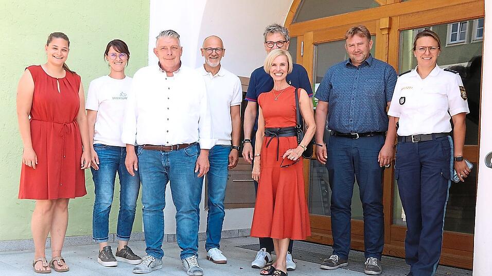 Ziehen nach dem Heimatfest eine positive Bilanz: Polizeihauptkommissarin Bianca Drechsel, Bürgermeister Wolfgang Kürzinger, Stefanie und Dr. Alois Plößl von der Rhanerbrauerei, Geschäftsleiter Thomas Vogl, Festwirt Hans Schmucker, Manuela Schmidt, die Leiterin von Tourismus- und Kulturamt, und Mitarbeiterin Anna Roßmann (von rechts). Ziehen nach dem Heimatfest eine positive Bilanz: Polizeihauptkommissarin Bianca Drechsel, Bürgermeister Wolfgang Kürzinger, Stefanie und Dr. Alois Plößl von der Rhanerbrauerei, Geschäftsleiter Thomas Vogl, Festwirt Hans Schmucker, Manuela Schmidt, die Leiterin von Tourismus- und Kulturamt, und Mitarbeiterin Anna Roßmann (von rechts).