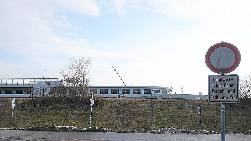 Der Gemeinderat Bach sprach sich geschlossen gegen die Sondernutzung des Dammwegs für Lastkraftwagen zur Lieferung von Trinkwasser und zur Entsorgung von Fäkalien und Speiseresten aus. Der Gemeinderat Bach sprach sich geschlossen gegen die Sondernutzung des Dammwegs für Lastkraftwagen zur Lieferung von Trinkwasser und zur Entsorgung von Fäkalien und Speiseresten aus.