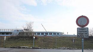 Der Gemeinderat Bach sprach sich geschlossen gegen die Sondernutzung des Dammwegs für Lastkraftwagen zur Lieferung von Trinkwasser und zur Entsorgung von Fäkalien und Speiseresten aus.