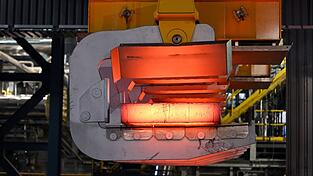 Stahlproduktion bei Thyssenkrupp-Steel: Hier wird flüssiger Stahl in große feste Blöcke, sogenannte Brammen, gewandelt.