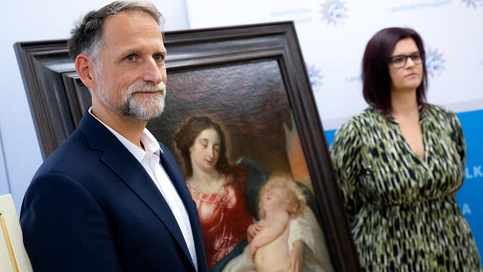 Jennifer Jäger, Staatsanwältin, und Patrick Haggenmüller, Leiter der Kunstfahndung des Bayerischen Landeskriminalamtes (BLKA) und Hauptsachbearbeiter, stehen in der Pressekonferenz neben dem gefälschten Bild „Maria mit Kind“, angeboten als Anthonis van Dyck für 5,39 Millionen Euro. Jennifer Jäger, Staatsanwältin, und Patrick Haggenmüller, Leiter der Kunstfahndung des Bayerischen Landeskriminalamtes (BLKA) und Hauptsachbearbeiter, stehen in der Pressekonferenz neben dem gefälschten Bild „Maria mit Kind“, angeboten als Anthonis van Dyck für 5,39 Millionen Euro.