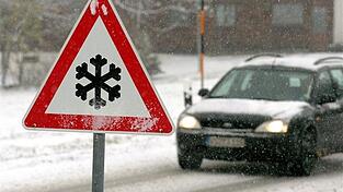 Auch im Landkreis Deggendorf wird ab dem Nachmittag mit glatten Stra&szlig;en gerechnet. (Symbolbild)