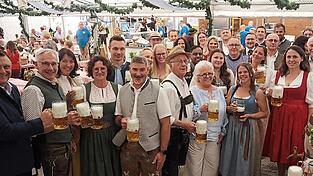 Gemeinsam lie&szlig;en sich die Ehreng&auml;ste die erste Ma&szlig; schmecken.