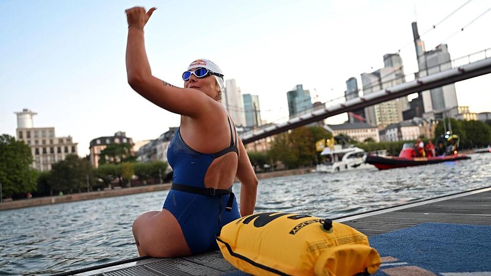 Innerhalb von vier Tagen will sie schwimmend den Main und Rhein bis zum Deutschen Sport & Olympia Museum in Köln erreichen. Innerhalb von vier Tagen will sie schwimmend den Main und Rhein bis zum Deutschen Sport & Olympia Museum in Köln erreichen.
