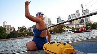 Innerhalb von vier Tagen will sie schwimmend den Main und Rhein bis zum Deutschen Sport & Olympia Museum in Köln erreichen. Innerhalb von vier Tagen will sie schwimmend den Main und Rhein bis zum Deutschen Sport & Olympia Museum in Köln erreichen.